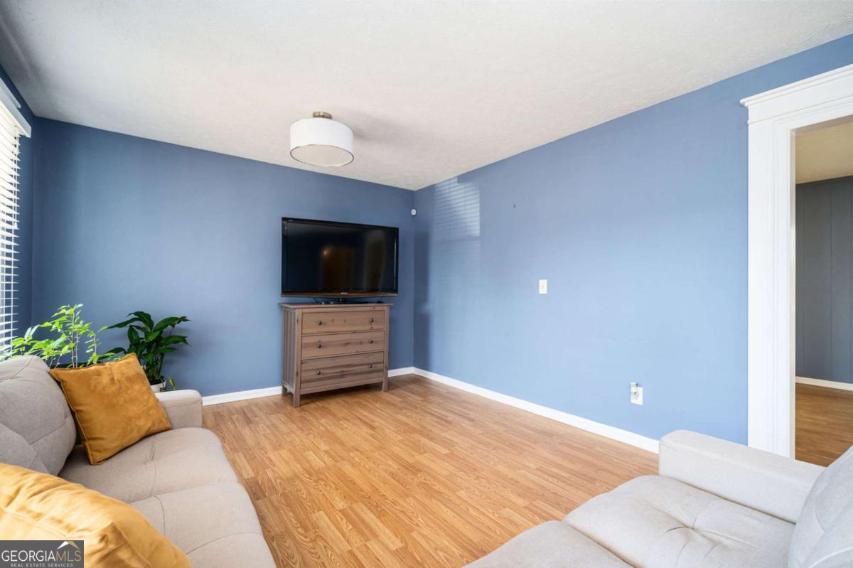 3207 Laura LN
