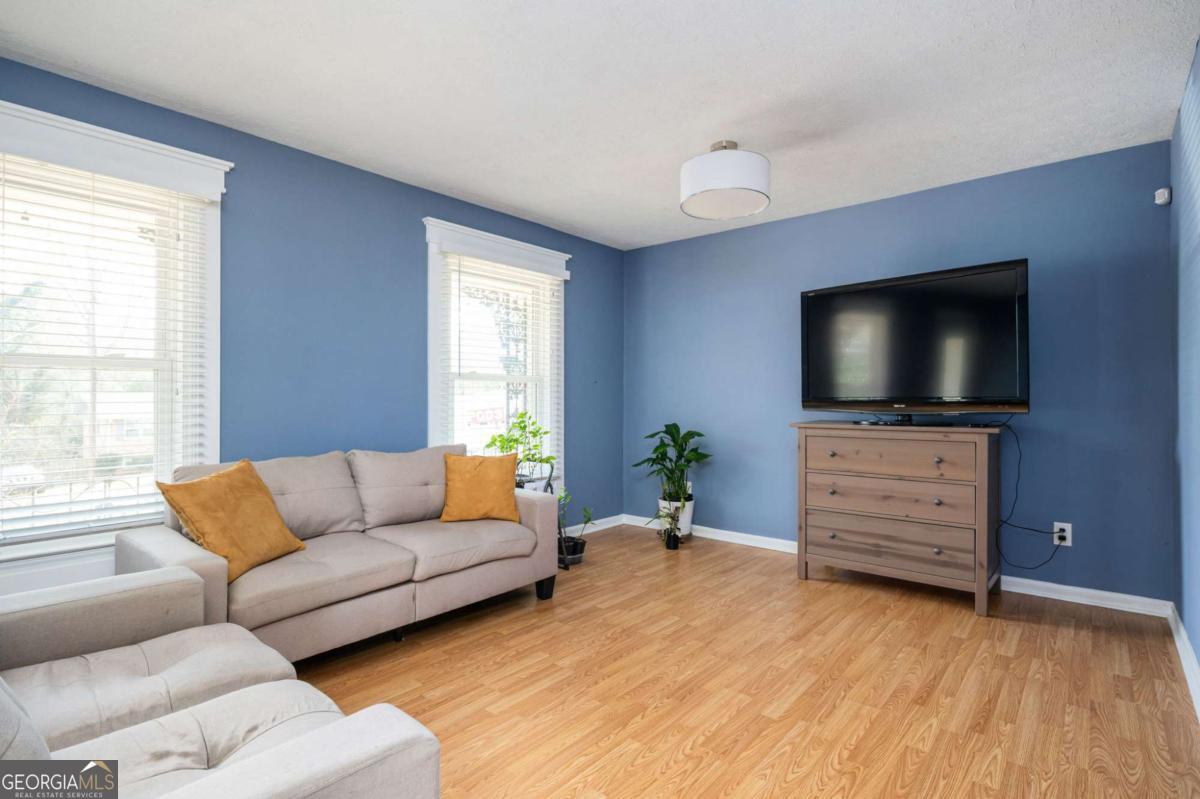 3207 Laura LN