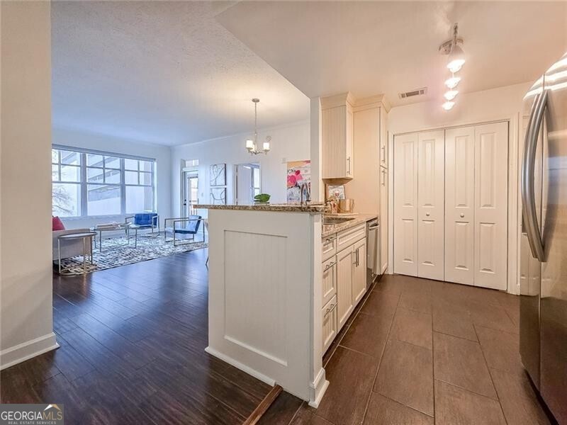 1101 Juniper ST NE 211