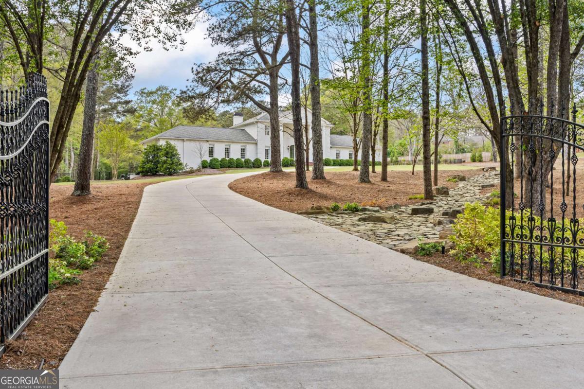 1900 Crystal Hills DR