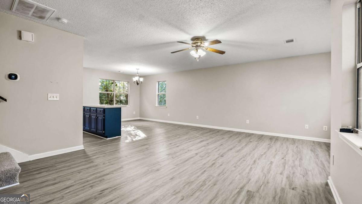 131 Libby LN SE