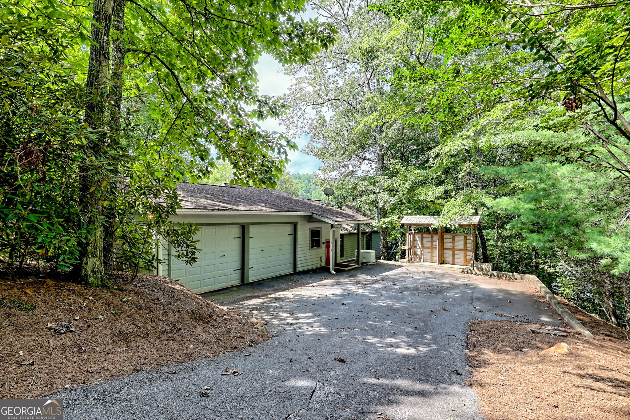 Clarkesville, Georgia 30523, United States, 4 Bedrooms Bedrooms, ,3 BathroomsBathrooms,Residential,Active,199997