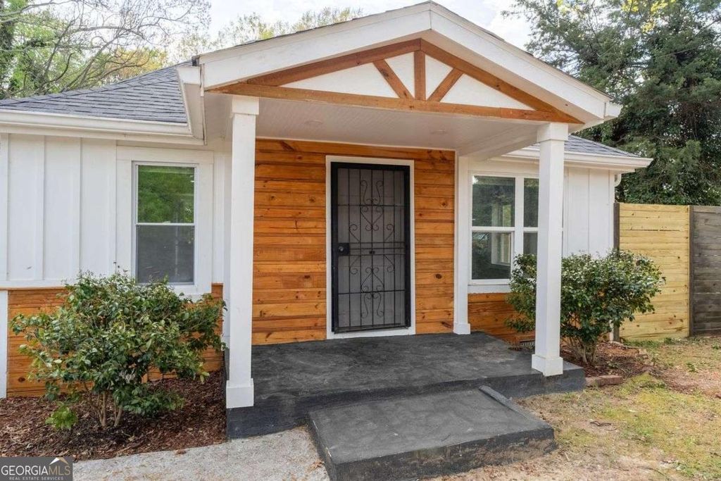 Photo of 2040 Penelope Street NW, Atlanta, GA 30314 (MLS # 10724812)