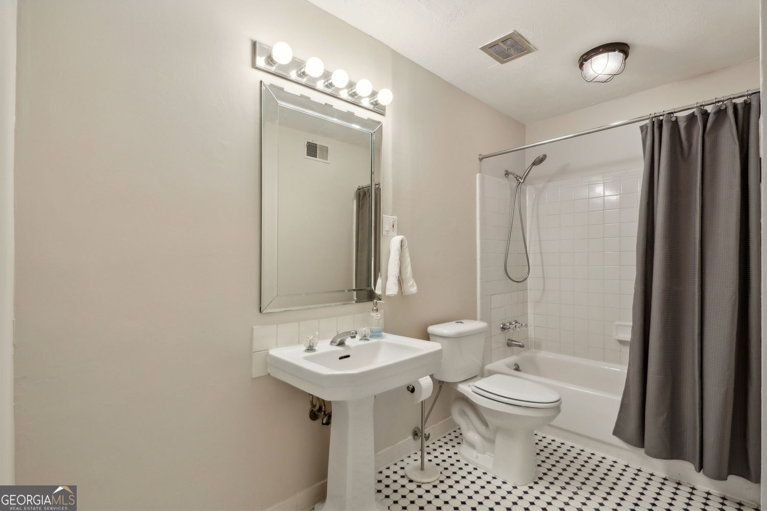 Atlanta, Georgia 30342, United States, 2 Bedrooms Bedrooms, ,2 BathroomsBathrooms,Residential,Pending,122309