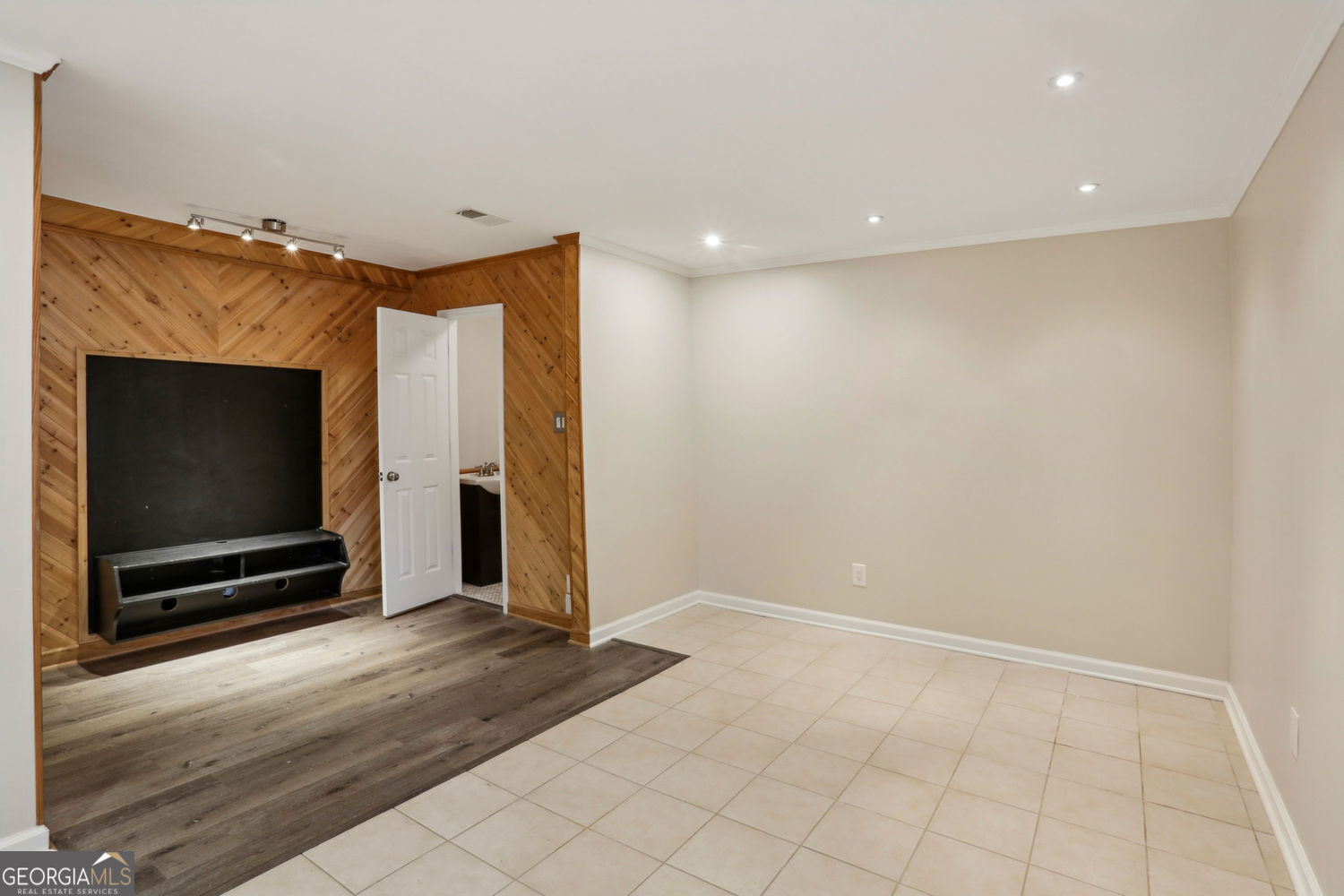 Atlanta, Georgia 30342, United States, 2 Bedrooms Bedrooms, ,2 BathroomsBathrooms,Residential,Pending,122309