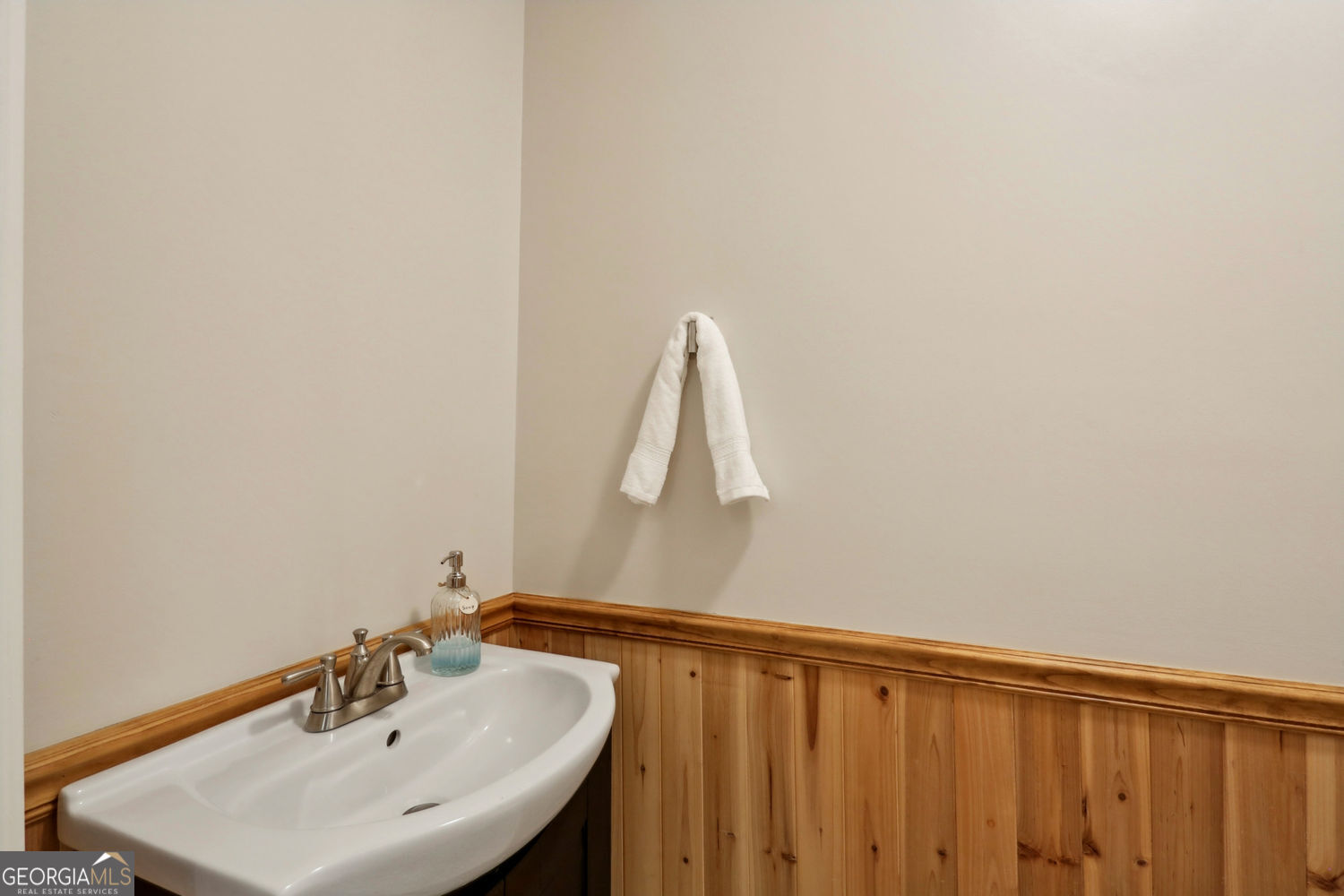 Atlanta, Georgia 30342, United States, 2 Bedrooms Bedrooms, ,2 BathroomsBathrooms,Residential,Pending,122309