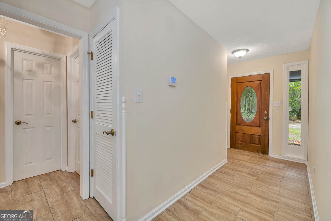 8 W London Hill RD