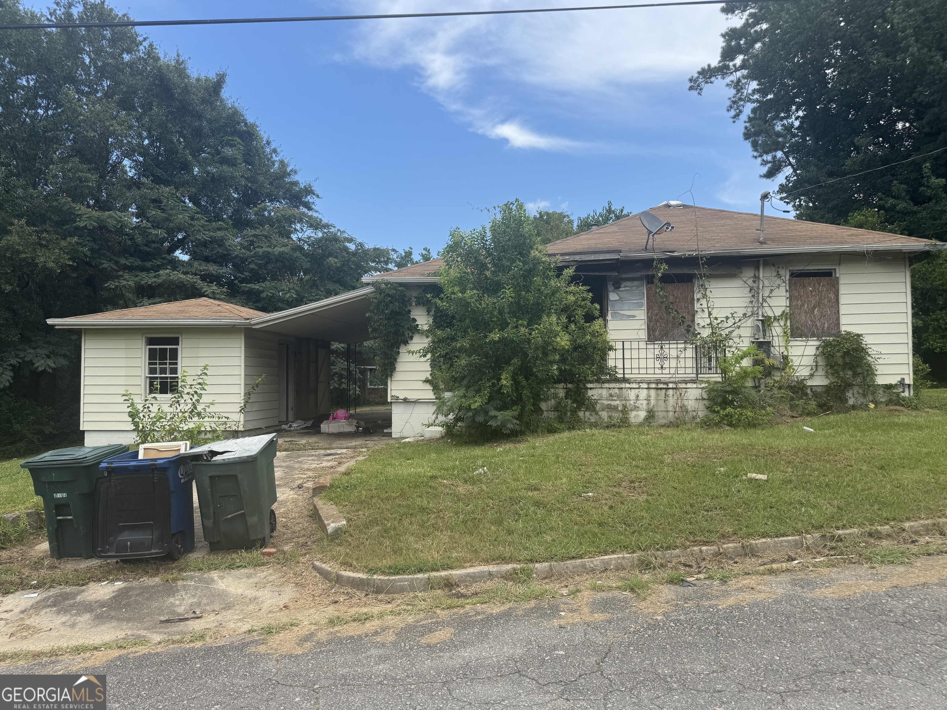 INVESTORS DREAM, COME AND SEE THIS DIAMOND IN THE ROCK PROPERTY IN SOUTH MACON. READY TO SELL. THIS WILL NOT LAST. THIS IS THE PERFECT OPPORTUNITY FOR INVESTORS LOOKING TO FLIP AND SELL OR ADD TO THEIR RENTAL PORTFOLIO. FOR JUST UNDER FOURTY THOUSAND DOLLARS. PLEASE GO AND SEE FOR YOURSELF AT ANYTIME. THE HOME IS UNLOCKED AND VACANT. SELLER OR SELLER'S AGENT IS NOT RESPONSIBLE FOR ANY INJURY TO ANY VIEWERS WHO DECIDES TO GO ON THE PROPERTY. PROPERT IS SOLD AS IS. CASH ONLY.