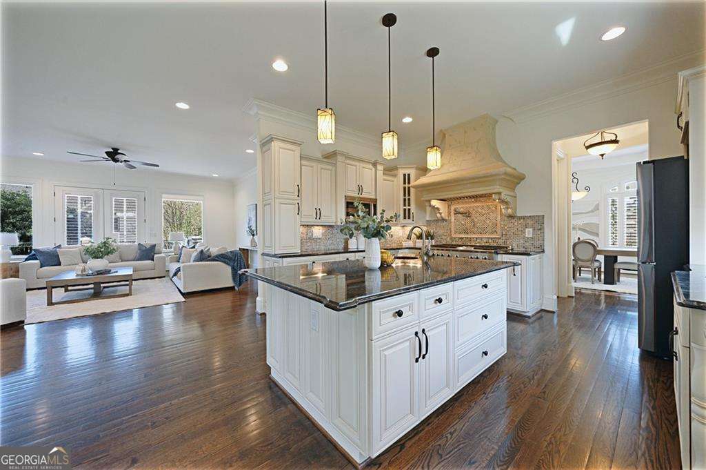 7611 Regency CIR