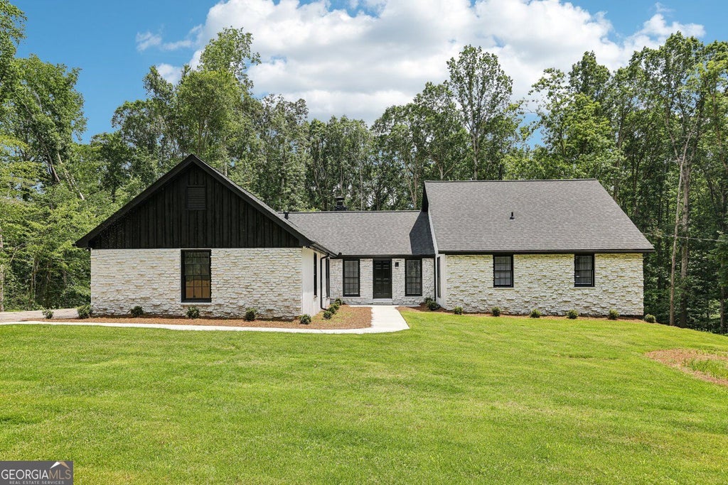 Photo of 2725 Glendale Drive NE, Conyers, GA 30013 (MLS # 10879025)