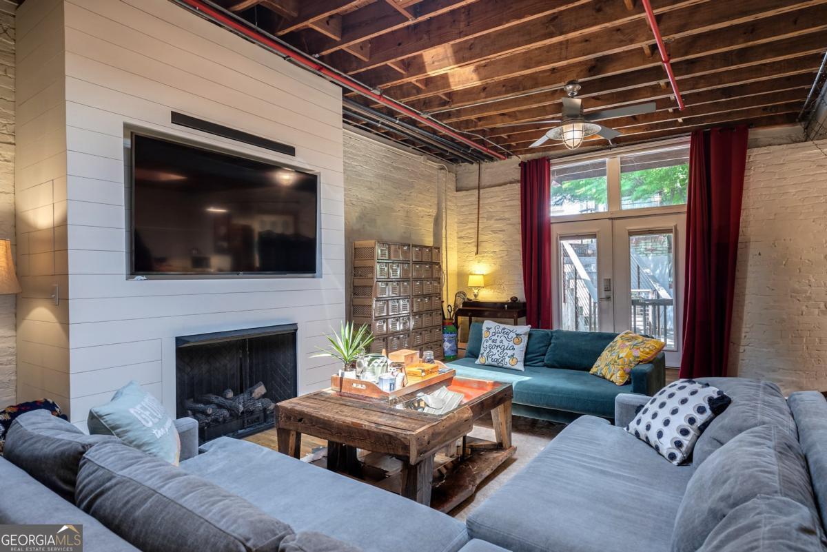 585 White CIR 402