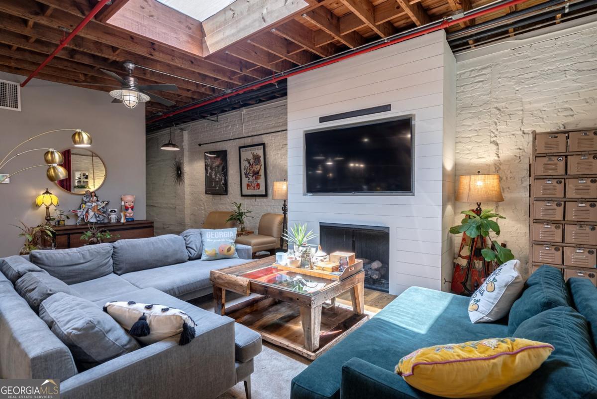585 White CIR 402