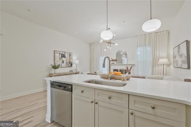 Brookhaven, Georgia 30319, United States, 3 Bedrooms Bedrooms, ,4 BathroomsBathrooms,Residential,Pending,111019