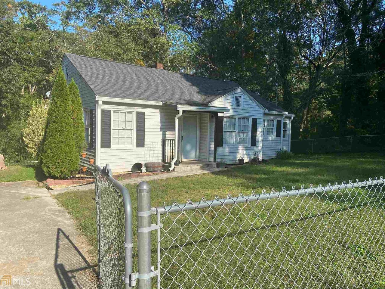 Nice 2 or 3 br 2bath cottage in the city limits of Hartwell. Washer and dryer provided as well as kitchen appliances. Fenced yard. no smoking ad no pets. Credit / background check required on all tenants over 18 years of age and the cost is 35.00 per person to apply. 1000.00 deposit and 1000.00 first months rent is required.