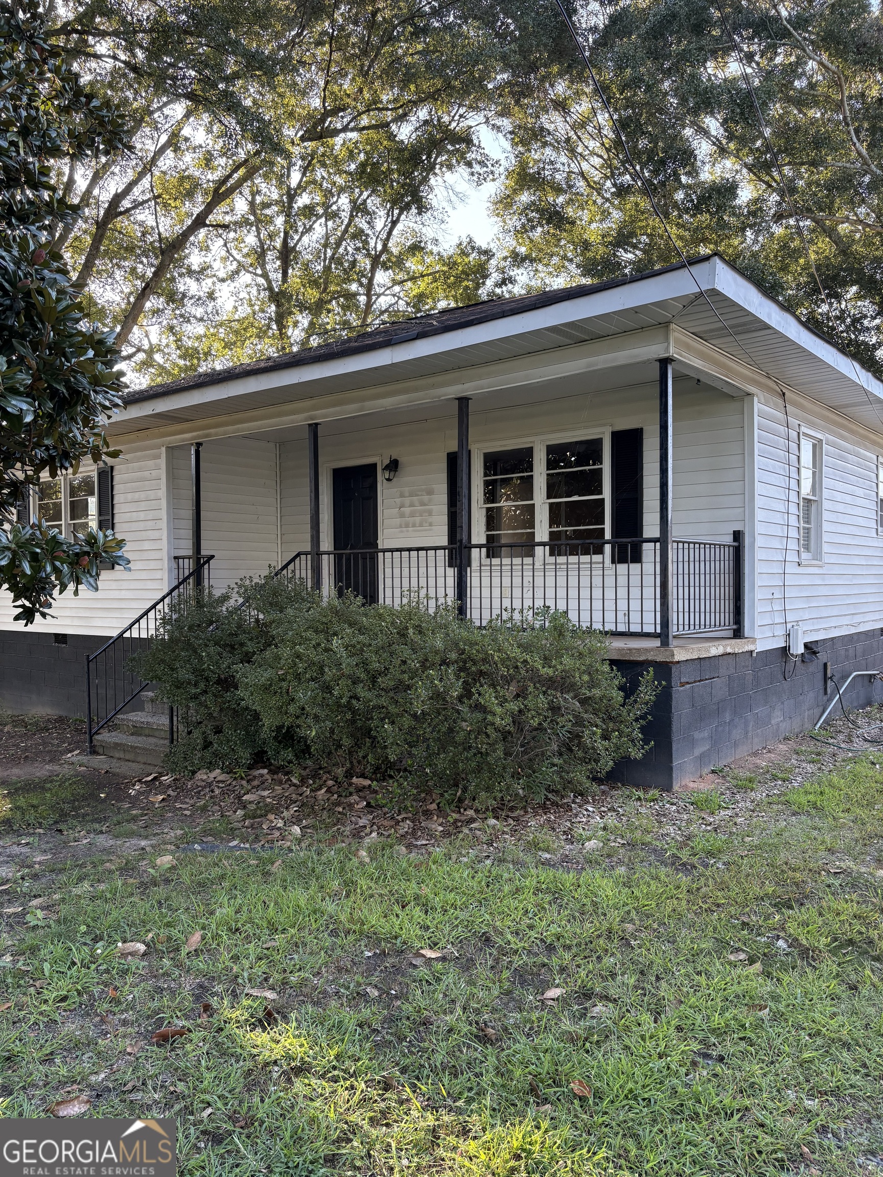No pets please.. rental available for move in asap. There are two houses on the property. It is the one next to the fence. Not the corner house