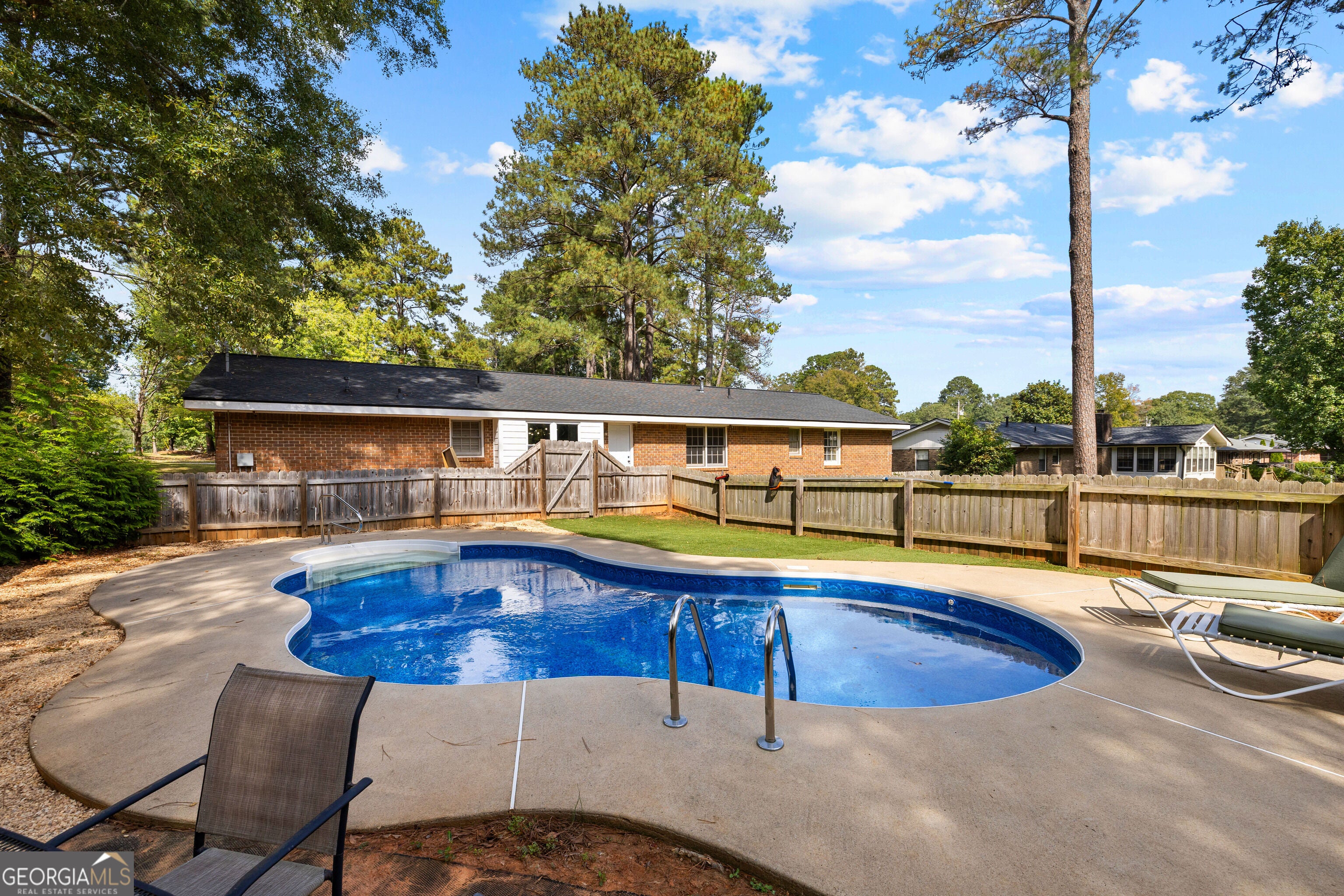 2045 Forest DR