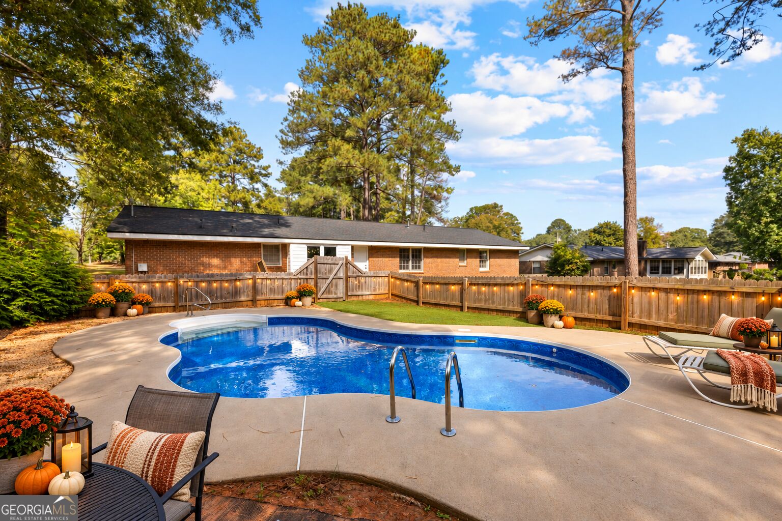 2045 Forest DR