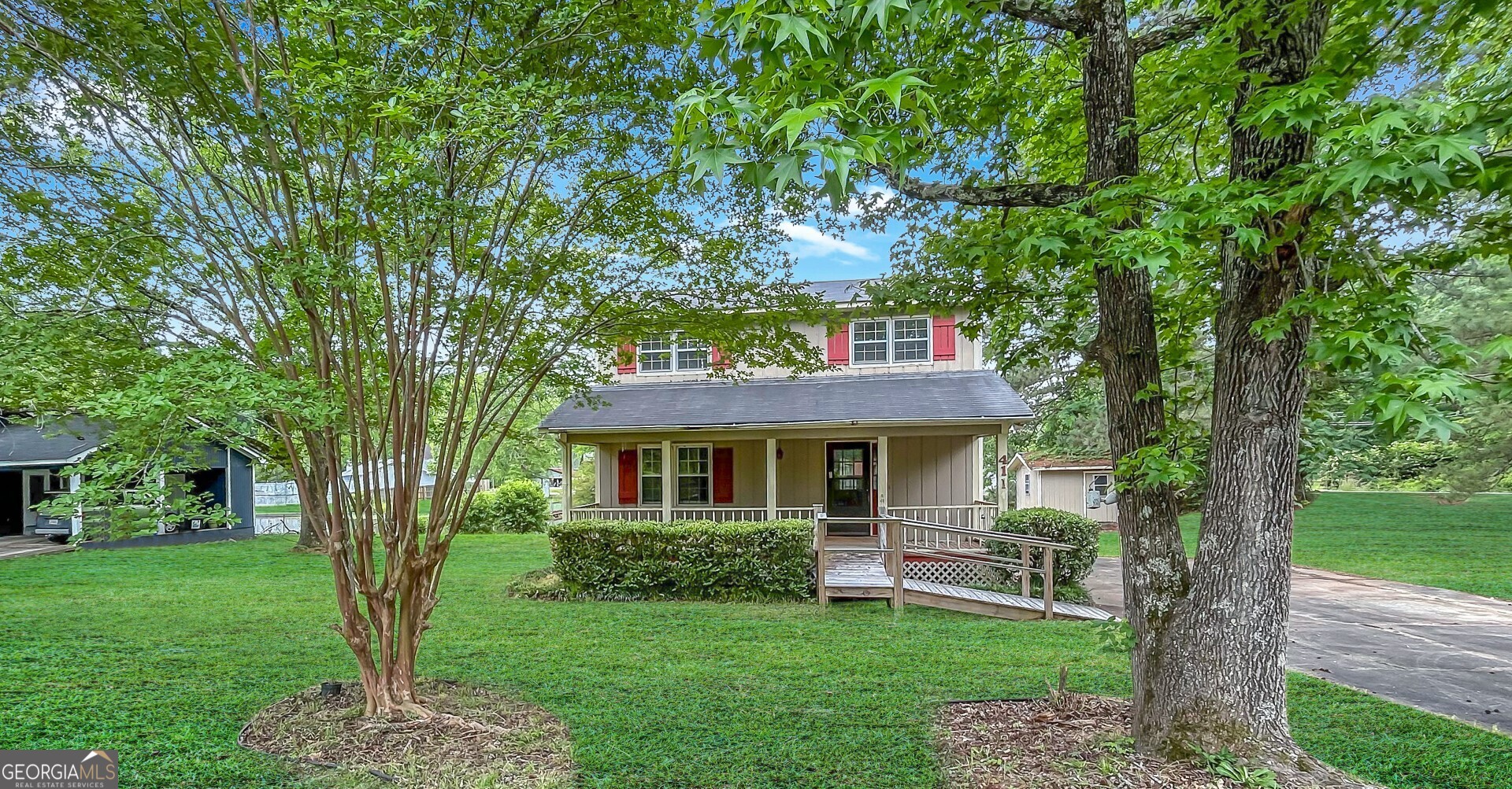 411 Edgewater CIR