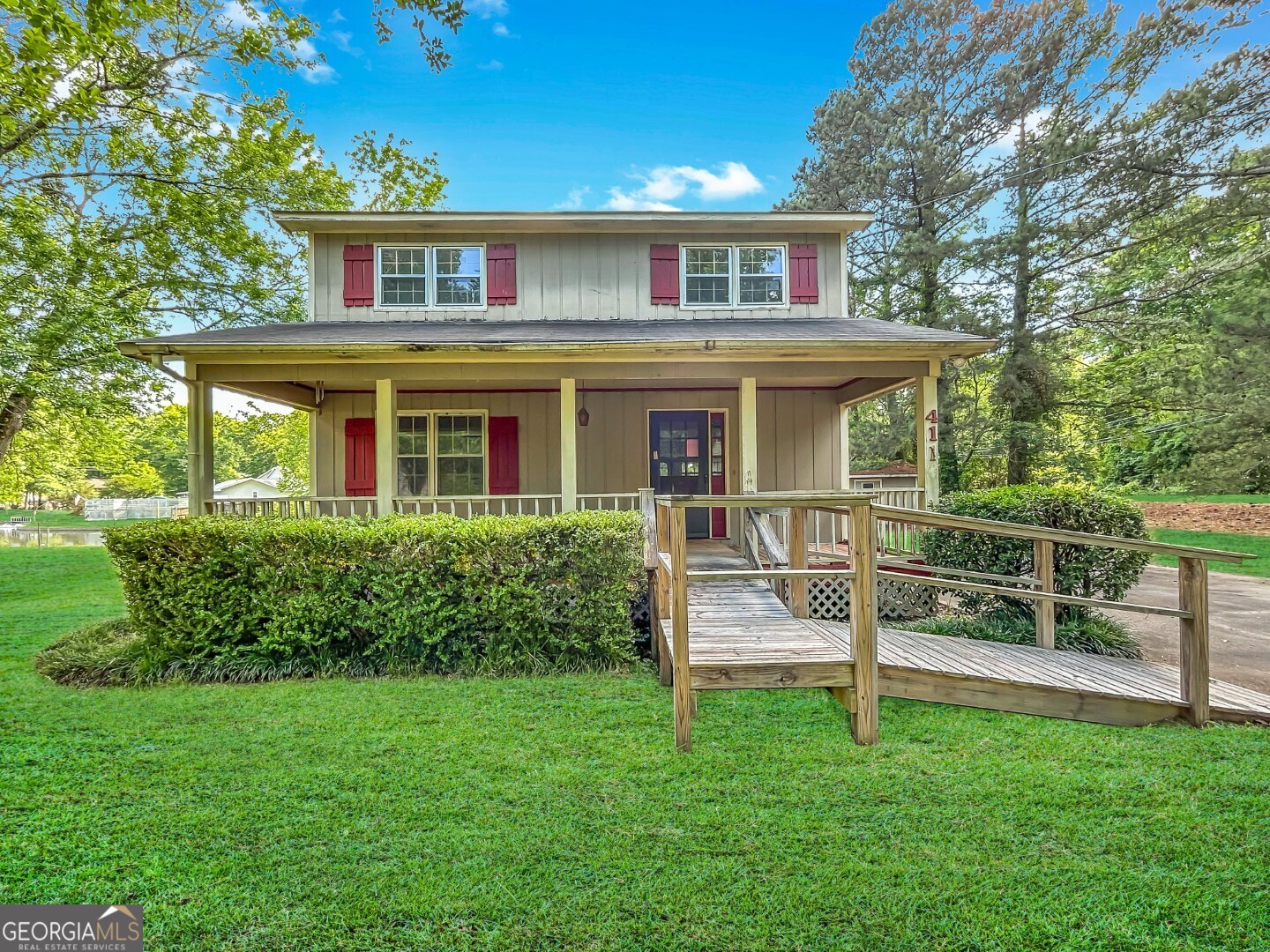 411 Edgewater CIR