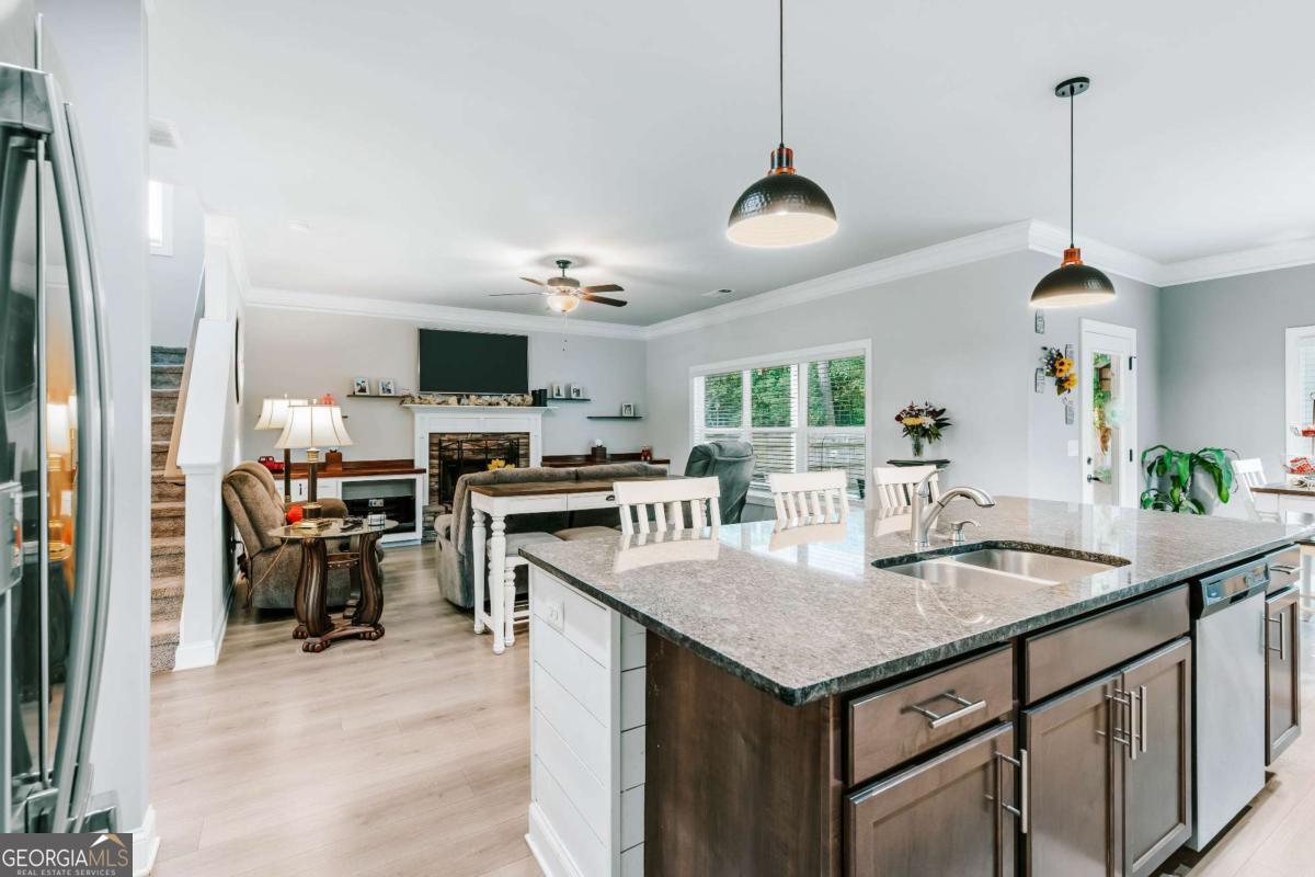 20 Woodbury LN