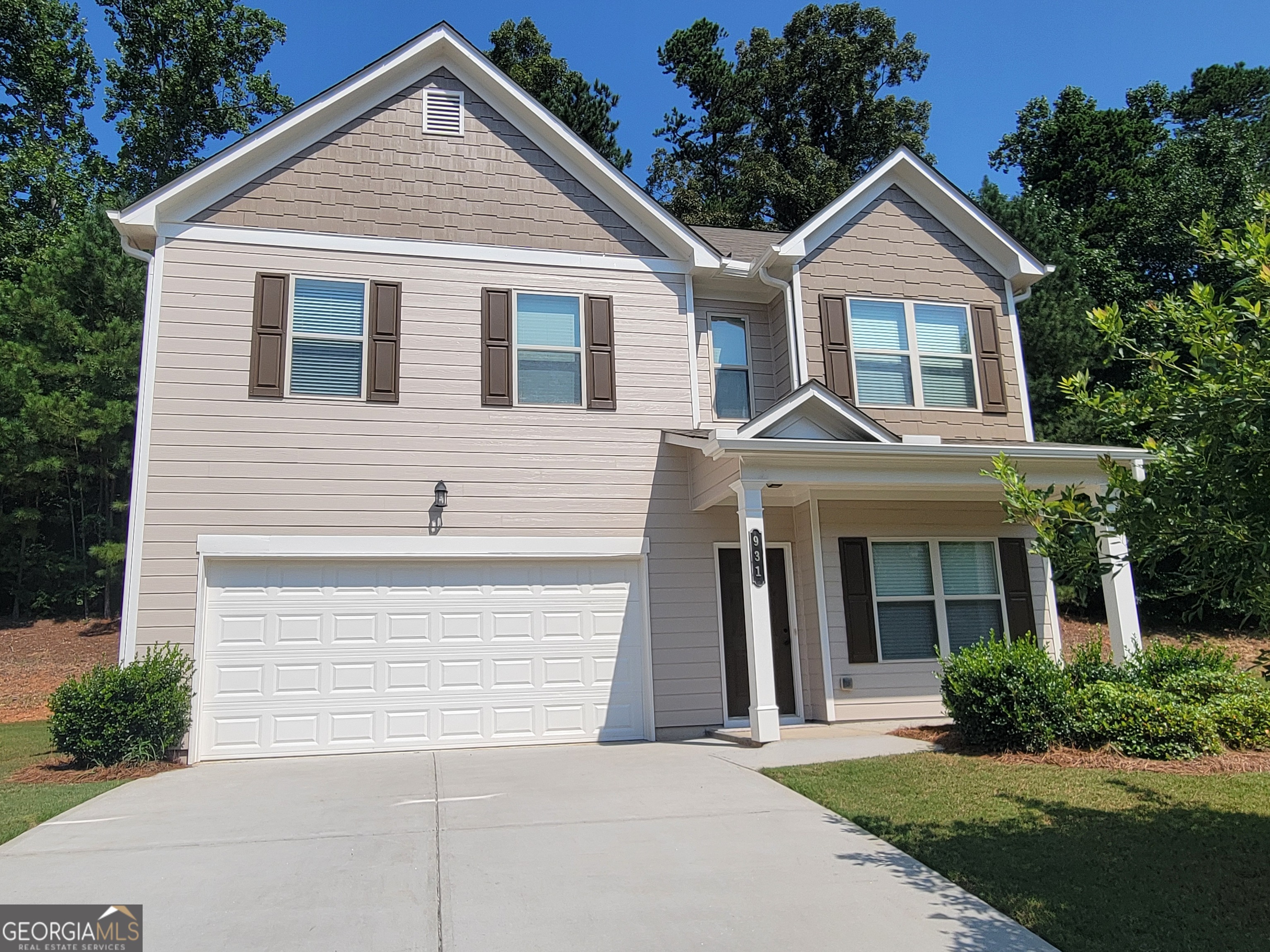 Beautiful 2 story home in Vineyard Gate conveniently located near I85 in Braselton. Open floor plan with granite countertops. tile backsplash, large kitchen island and separate formal dining room. Huge master suite with 2 walk in closets and attached master bath with double vanities. HOME HAS BEEN REMOLDELED to include new carpet throughout and freshly painted interior and exterior of the home. Appliances in the kitchen including range, microwave and dishwasher. Blinds and garage door opener included. HOA includes trash and lawn maintenance!