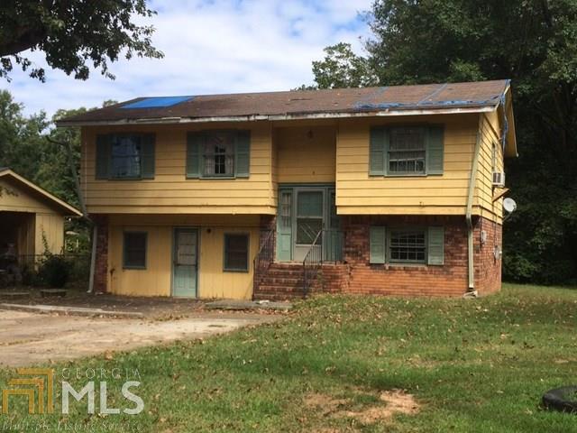 Investment opportunity in the heart of Gainesville. A short walk to the Senior Center, Longstreet Clinic, the Hospital. Easy access to schools, major roads, shopping, downtown, doctors, and more. Tons of potential as a rental or investment: 4/1 upstairs and separate 2/1 apartment on ground floor with kitchen area, living area, and unfinished area. Needs work and the perfect opportunity for the right person.