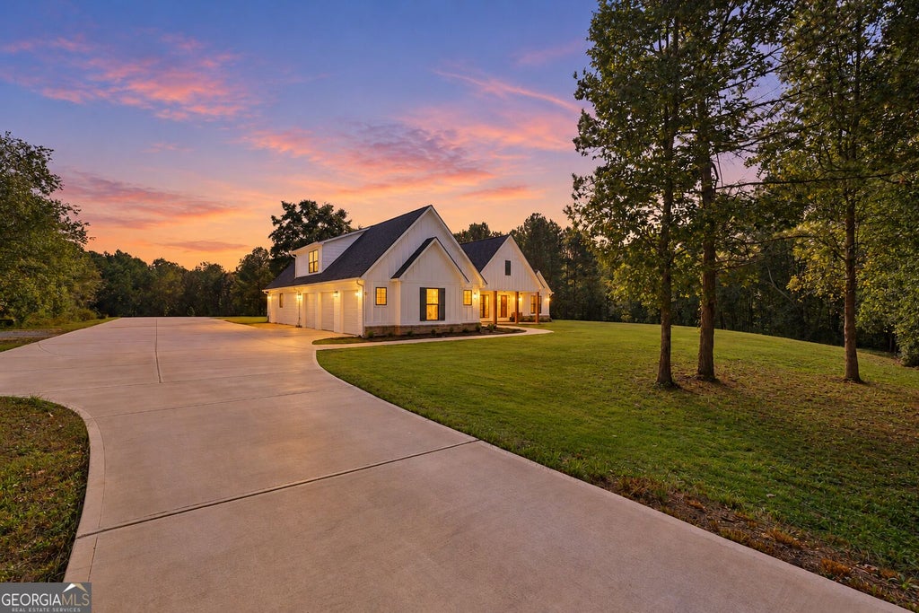 Photo of 415 Barnesville Road, Griffin, GA 30224 (MLS # 10880225)