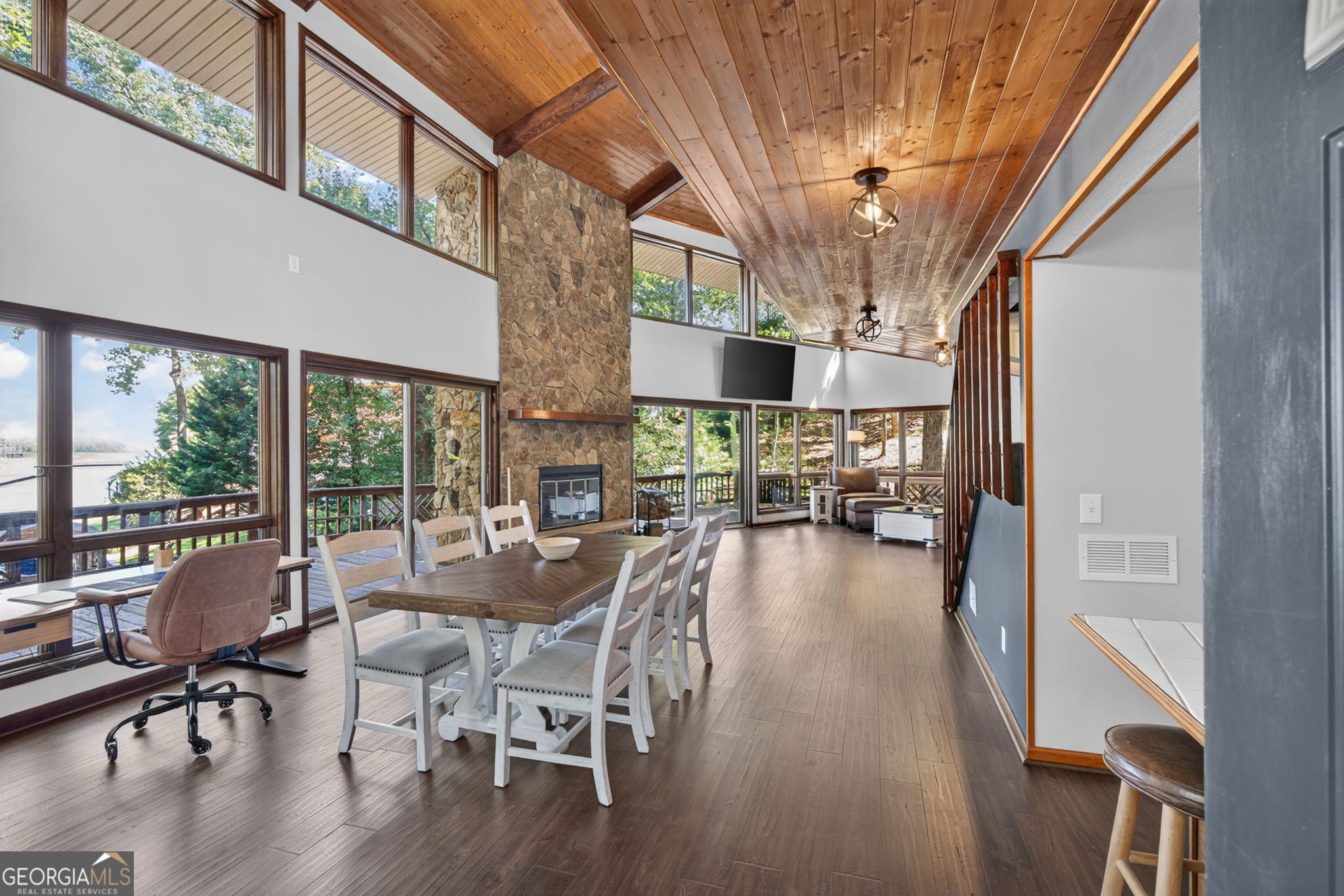 9020 Lakeview PKWY