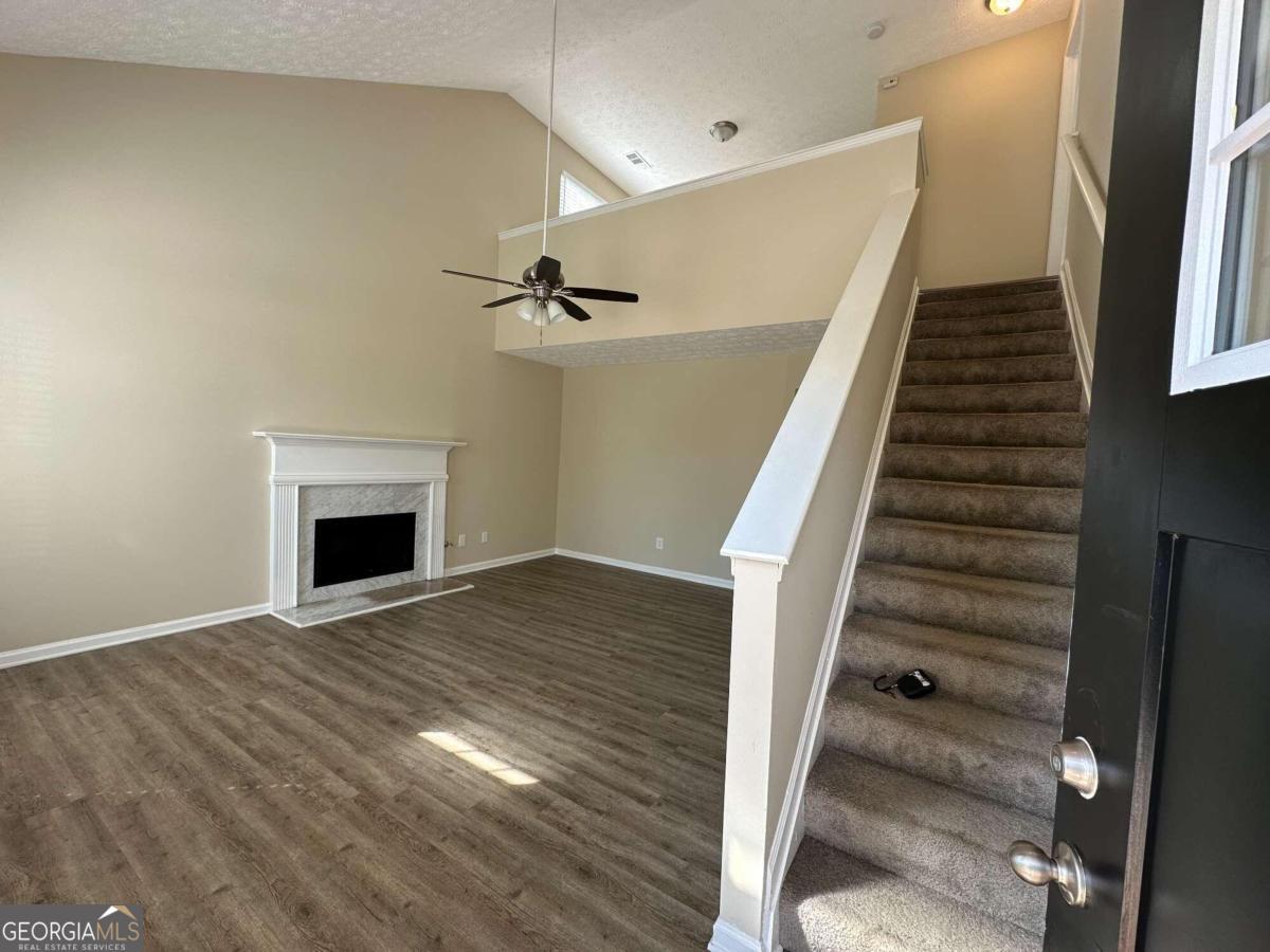 9585 Lakeview CIR