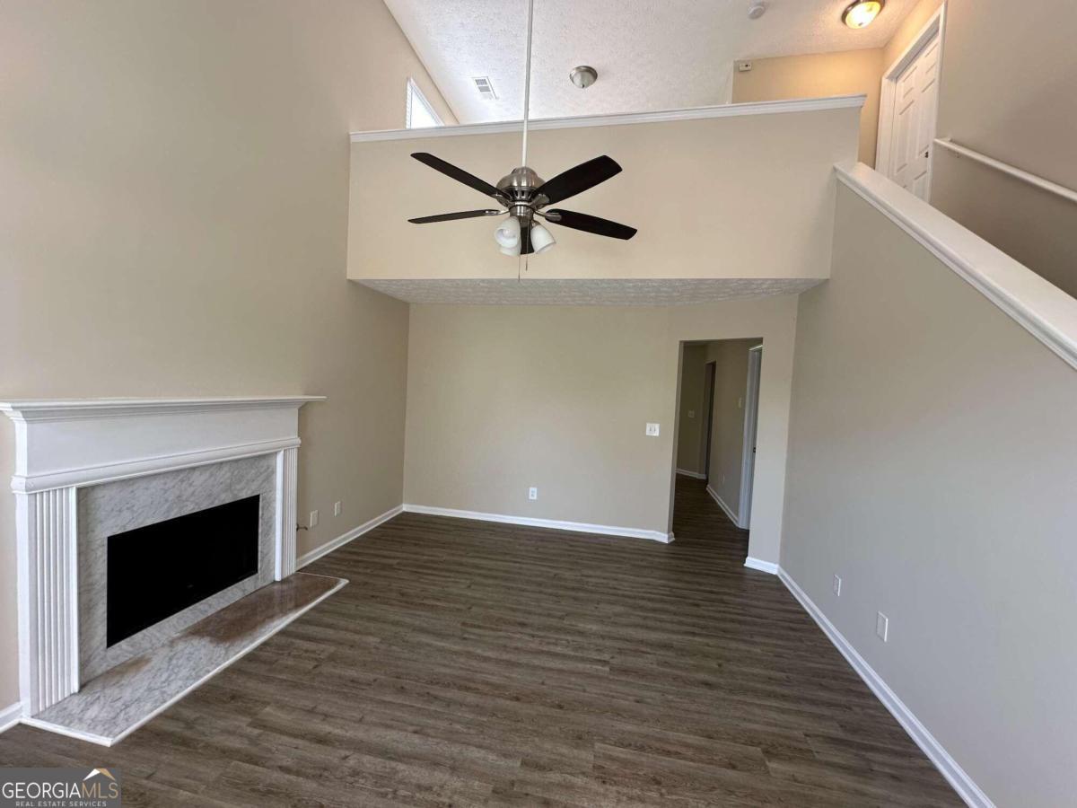 9585 Lakeview CIR