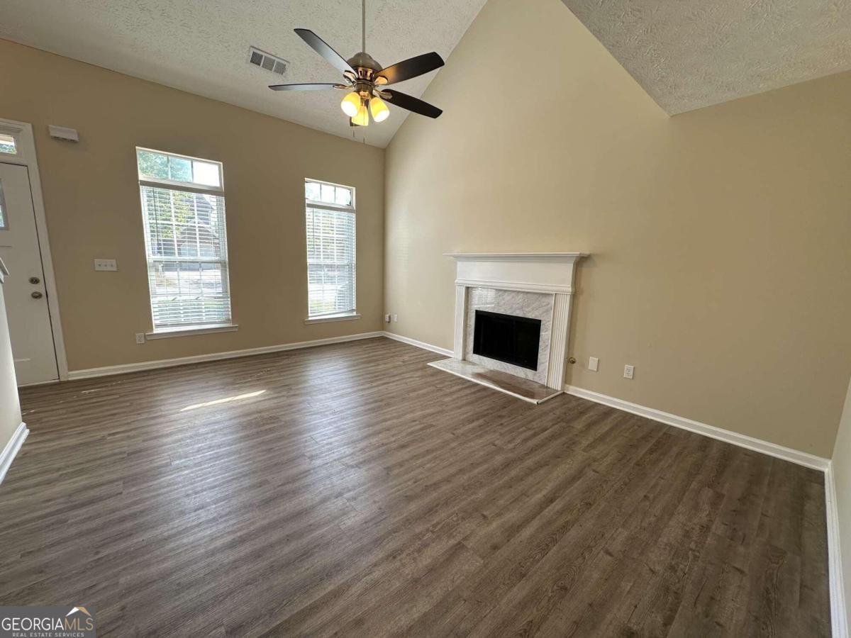 9585 Lakeview CIR