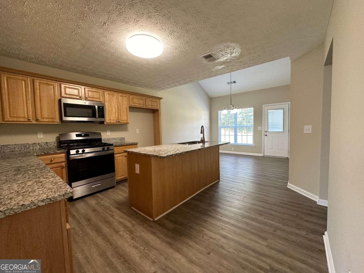 9585 Lakeview CIR