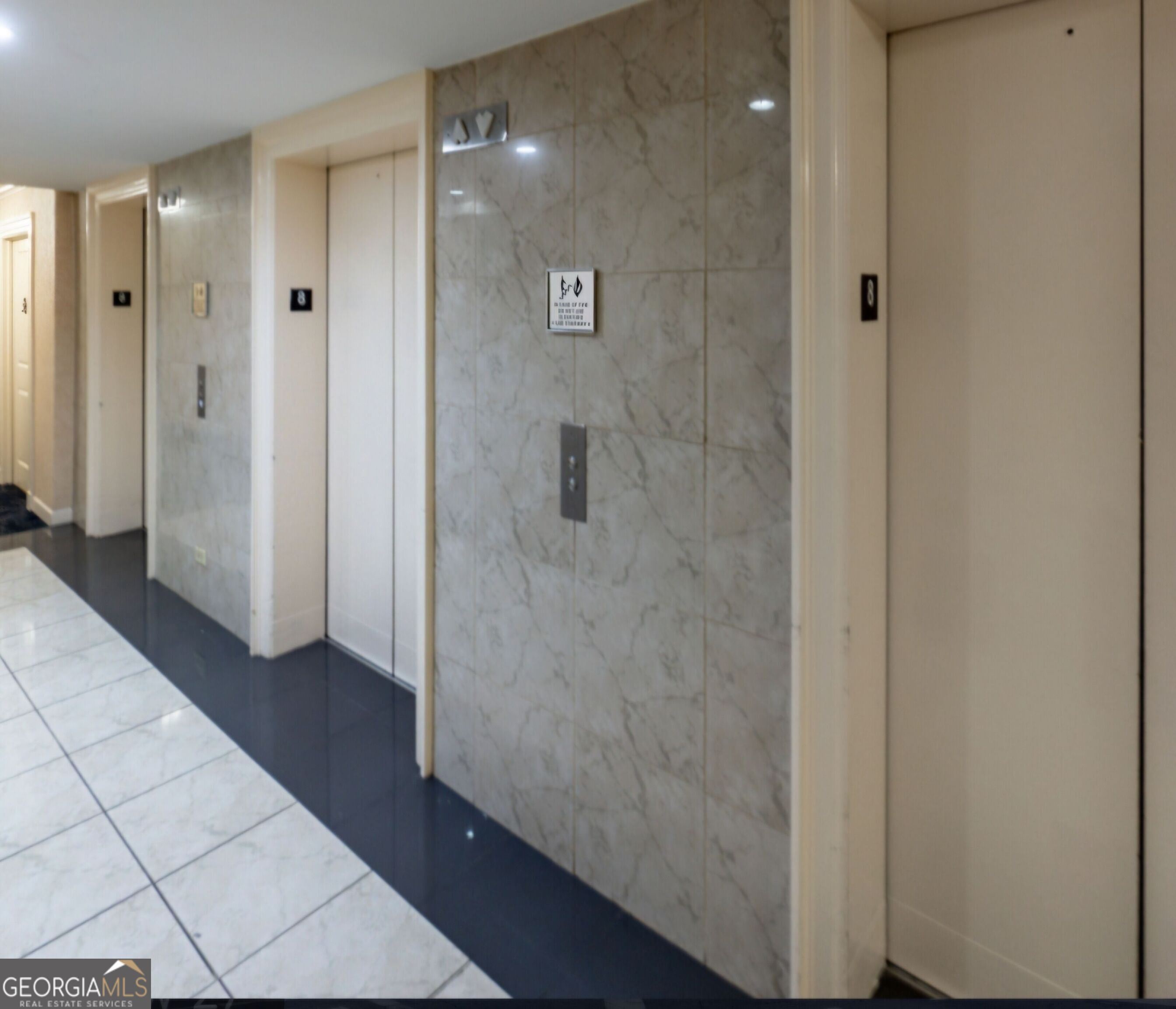 300 W Peachtree St 21 J