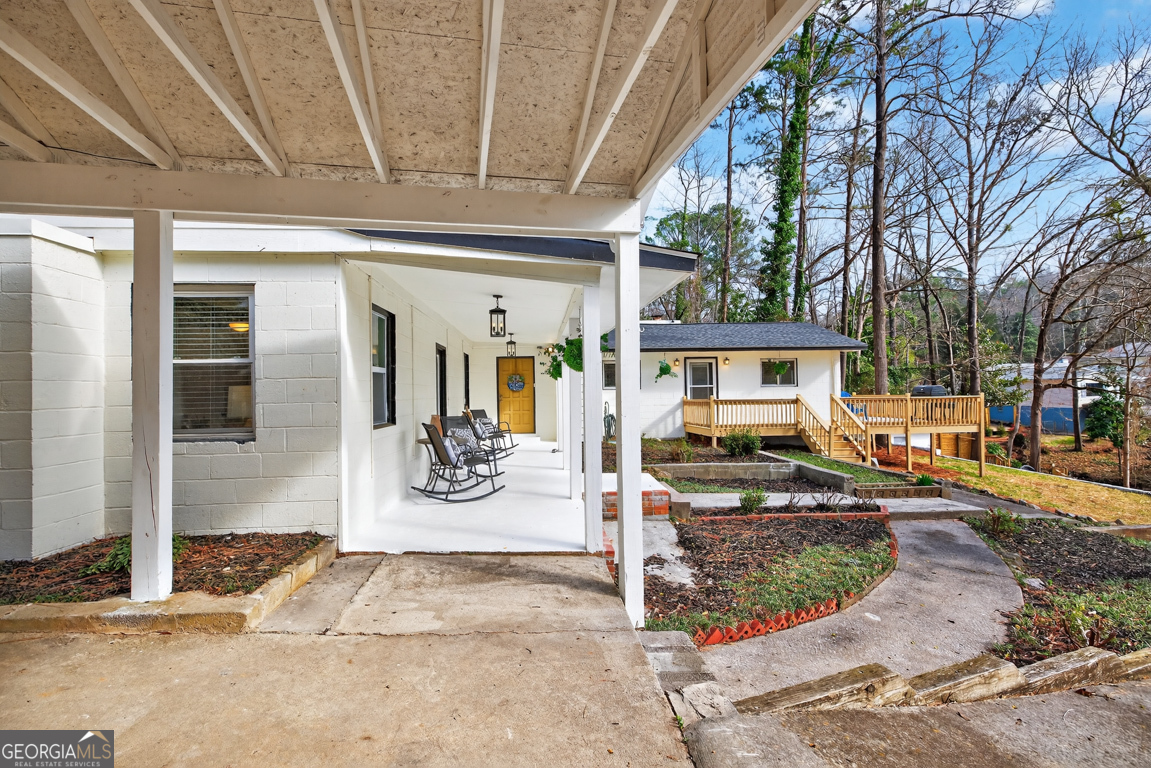 2439 Lakeshore Dr NE