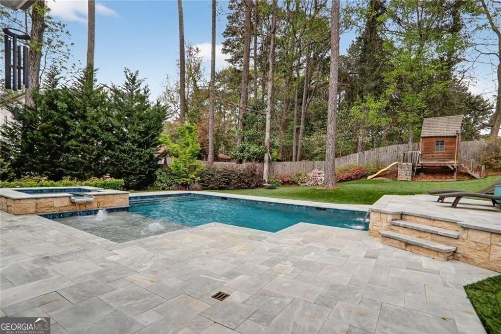 2758 Green Meadows LN NE