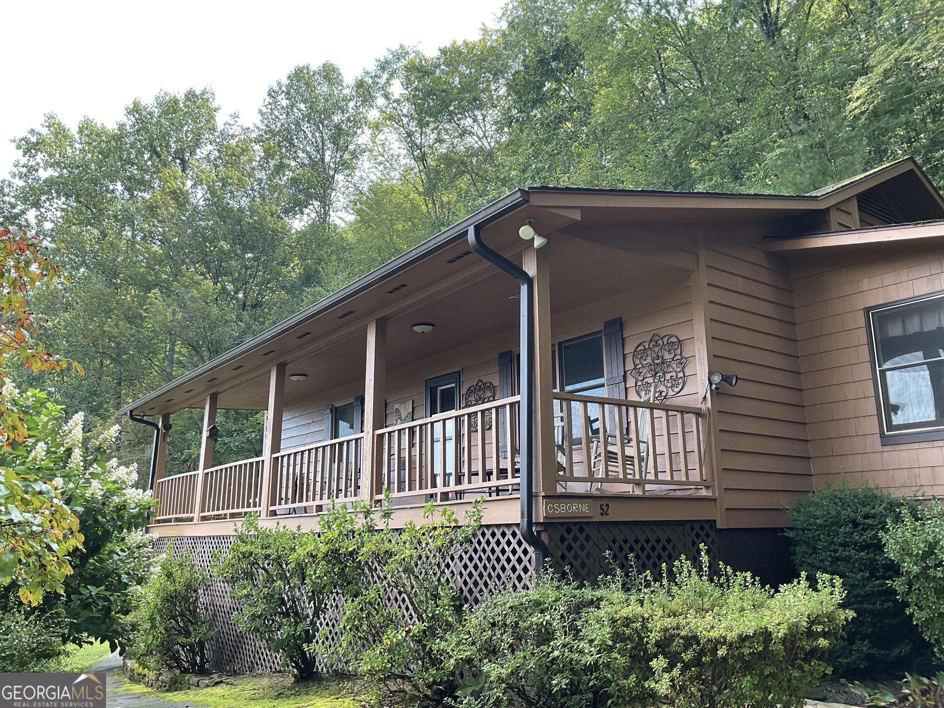 If you are looking for a small mountain cabin, with a remarkable view, this home is perfect. It is in a private spot with only one semi close neighbor(vacation home) and has easy access , private parking, lots of beautiful large bolders, and VIEW,VIEW,VIEW. The cabin has a beautiful wood interior , very large kitchen, tile floors. Close to Rabun Gap Nacoochee School and only minutes to Sky Valley, and downtown Clayton for great dining and shopping. About half an hour to Highlands, Lake Burton , Lake Rabun and Lake Seed. Rabun County has numerous wineries, art , community festivals, and great recreational adventures, such as hiking, biking, horseback riding, golf, boating and water sports.