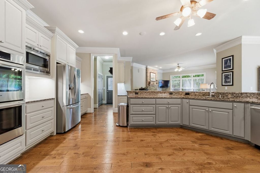 348 Aviemore LN