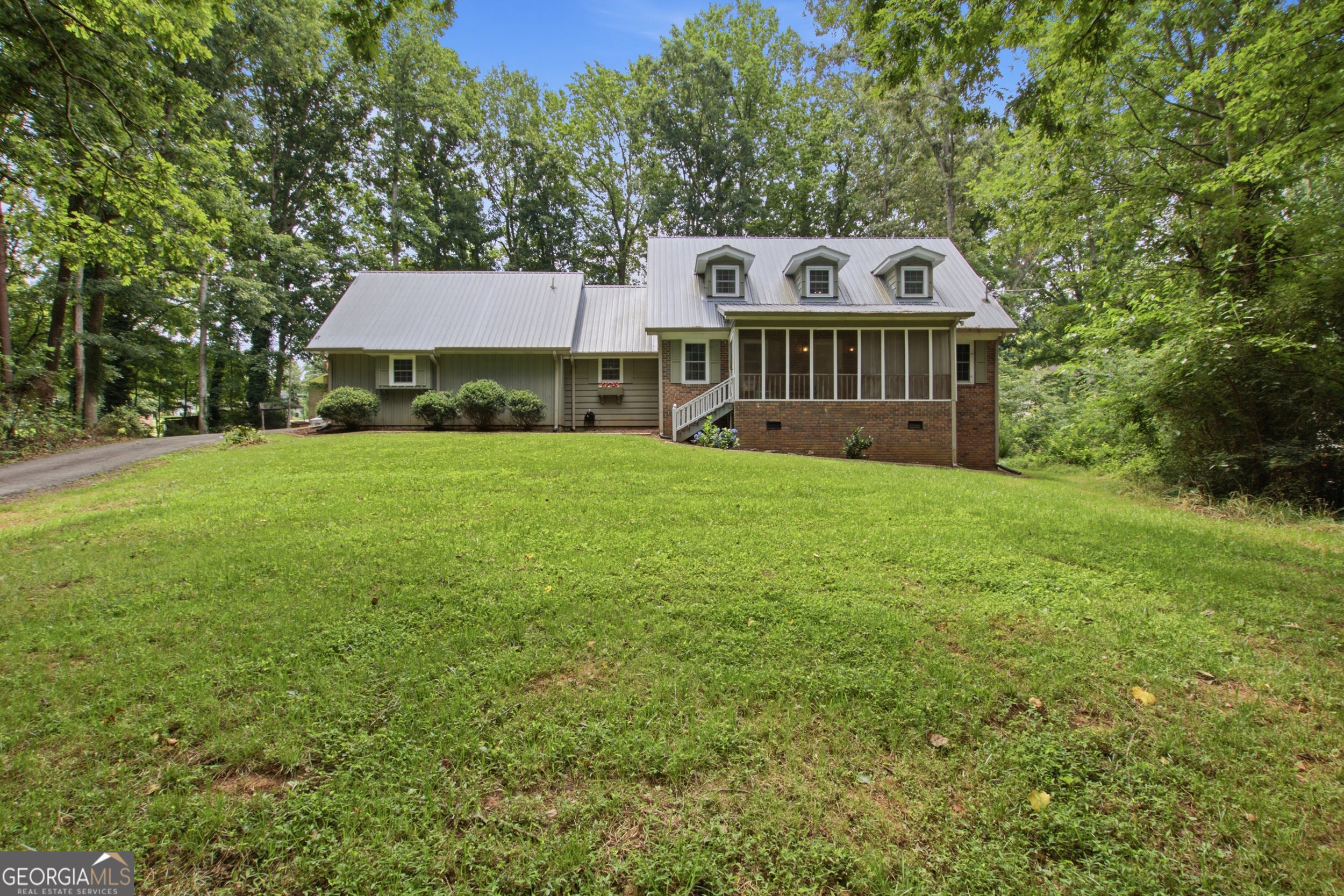 147 Ridgeway CIR