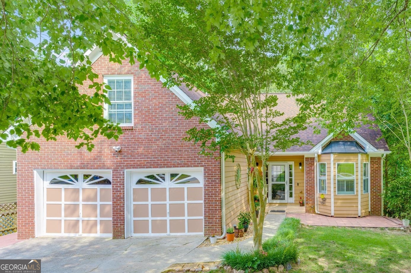 This 4 bed, 3.5 bath, 2-story home on a FINISHED BASEMENT is situated on 1/2+ ACRE lot in a quiet, NO HOA neighborhood. Main level includes the owner's suite with OPEN CONCEPT living and dining areas. Upstairs, you will find 2 secondary bedrooms, a full bathroom, and large bonus room, perfect for a TEEN SUITE and office. The finished basement has a large living area and a full bathroom, perfect for a game room or man cave. Located in the Dacula school district and within 4 miles of both SR-316 and I-85.
