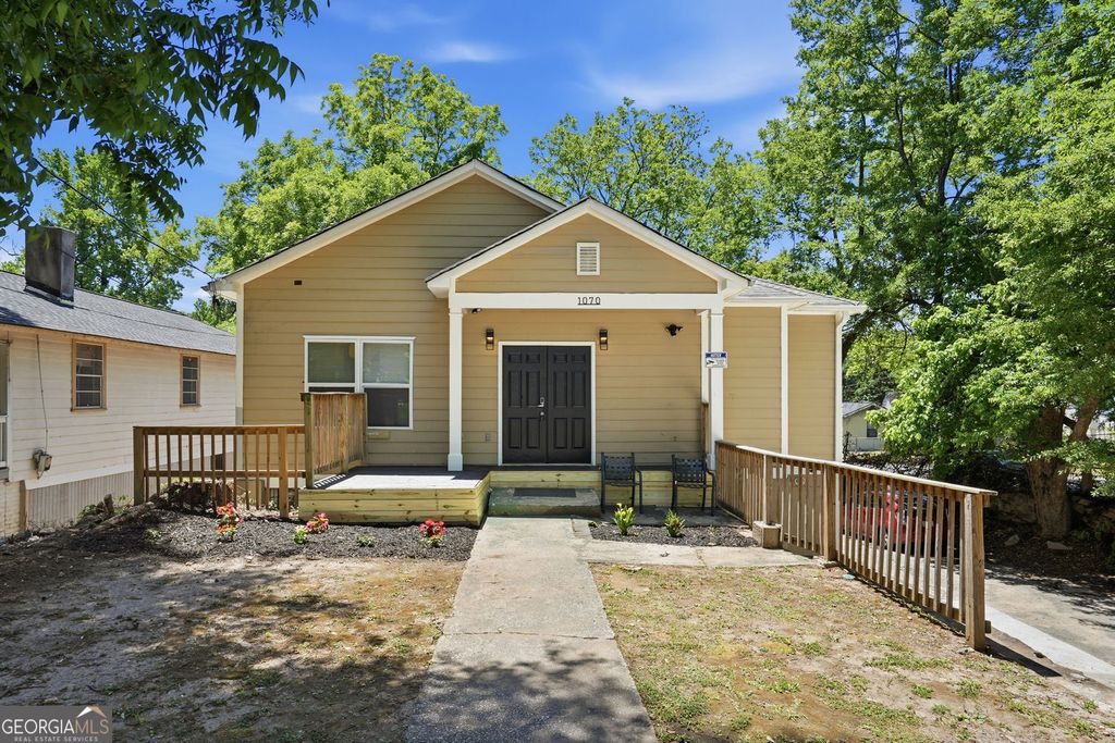 Photo of 1070 Mayson Turner Road NW, Atlanta, GA 30314 (MLS # 10760935)