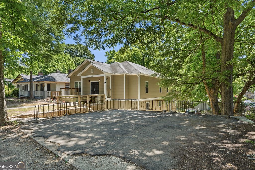 Photo of 1070 Mayson Turner Road NW, Atlanta, GA 30314 (MLS # 10760935)