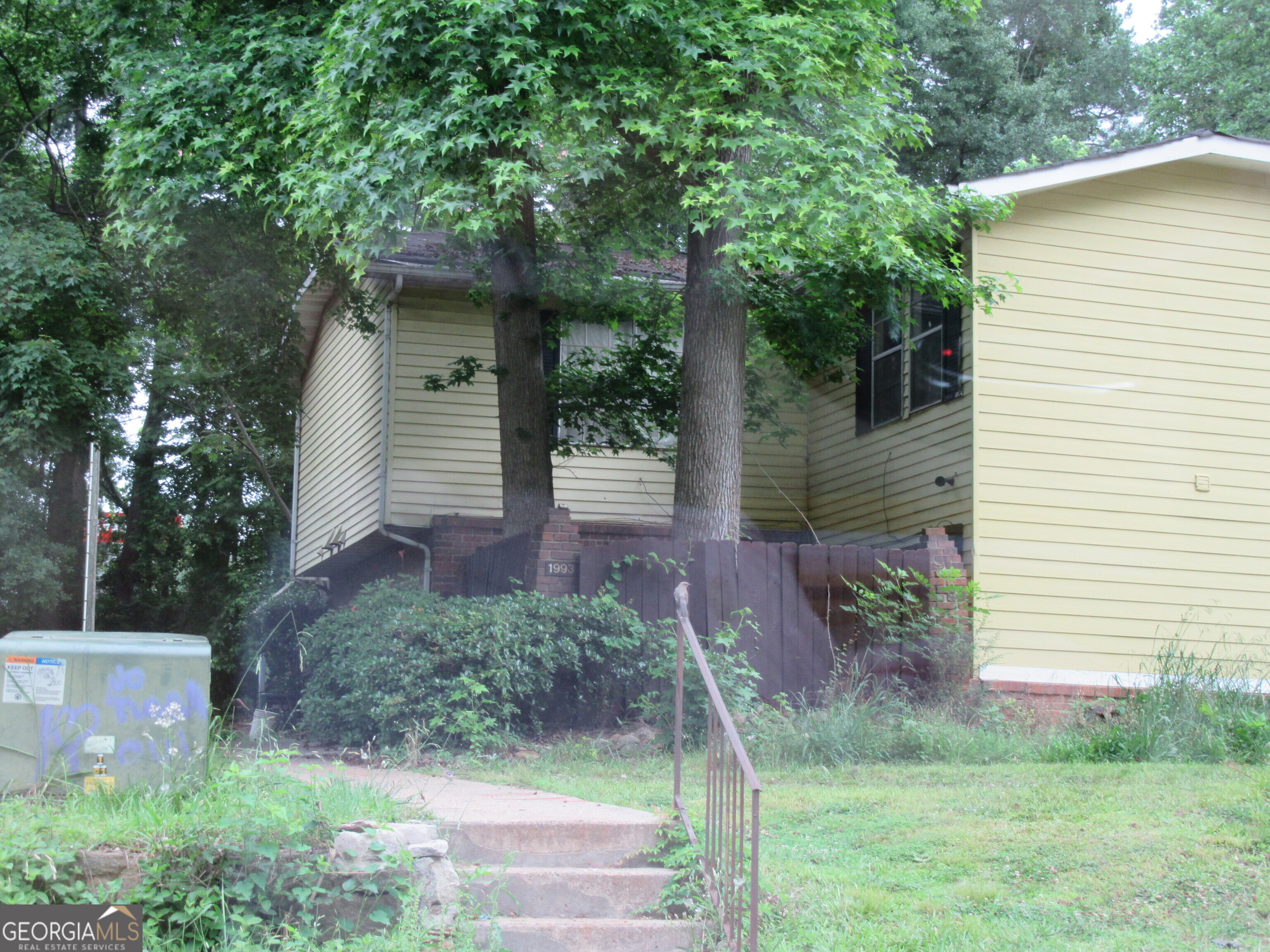 Take a chance on a Promising Investment in Whitehall Forest East. Seize the opportunity to invest in a condominium located in the emerging Bouldercrest revitalization area, just off I-285. This community is in transition - after a period of neglect, new leadership has stepped up. The recently-elected Board is committed to restoring and improving Whitehall Forest East, bringing fresh energy and accountability to the association. Now is the time to get in early and be a part of the neighborhood's comeback story.