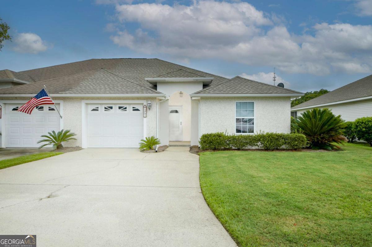GREAT UNIT WITH A BEAUTIFUL VIEW OF THE LAKE FROM THE SCREEN PORCH. TILE AND WOOD FLOORS, RECESSED LIGHTING, BREAKFAST BAR AND EAT IN AREA WITH BAY WINDOW. BEAUTIFUL PATIO WINOWS IN KITCHEN GIVE YOU A LOVELY VIEW OF THE LAKE. PRIMARY SITE HAS SEPERATE TUB AND SHOWER, WITH A DOUBLE VANITY AND WALK IN CLOSET.