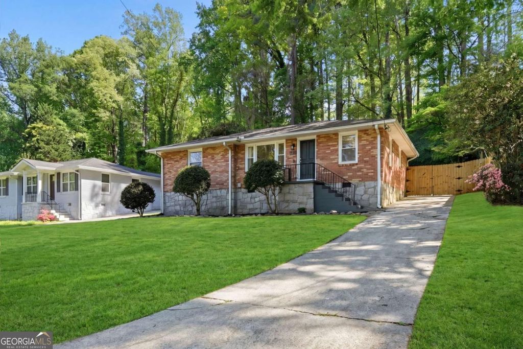 Photo of 898 Scott Circle, Decatur, GA 30033 (MLS # 10735503)