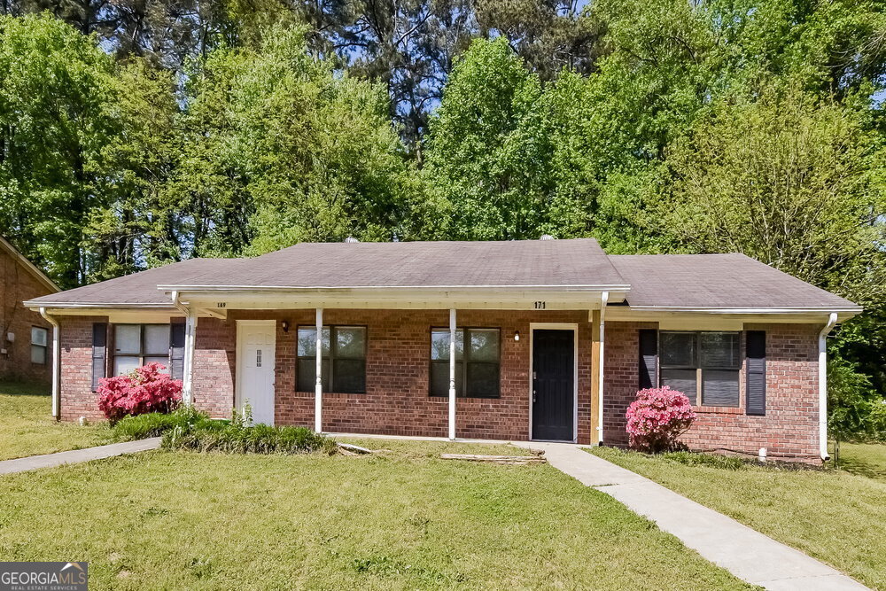 This rental home in Marietta is a must see. When you walk in through the front door, you'll find yourself in the living room, where you can use the ceiling fan to stay cool when the weather warms up. The kitchen has access to the covered patio and backyard, and it has crisp cabinets and modern appliances. Sit down to your meals in the dining room, illuminated by an overhead light. Relax in the main bedroom, which comes with a sizable closet and en suite bathroom.