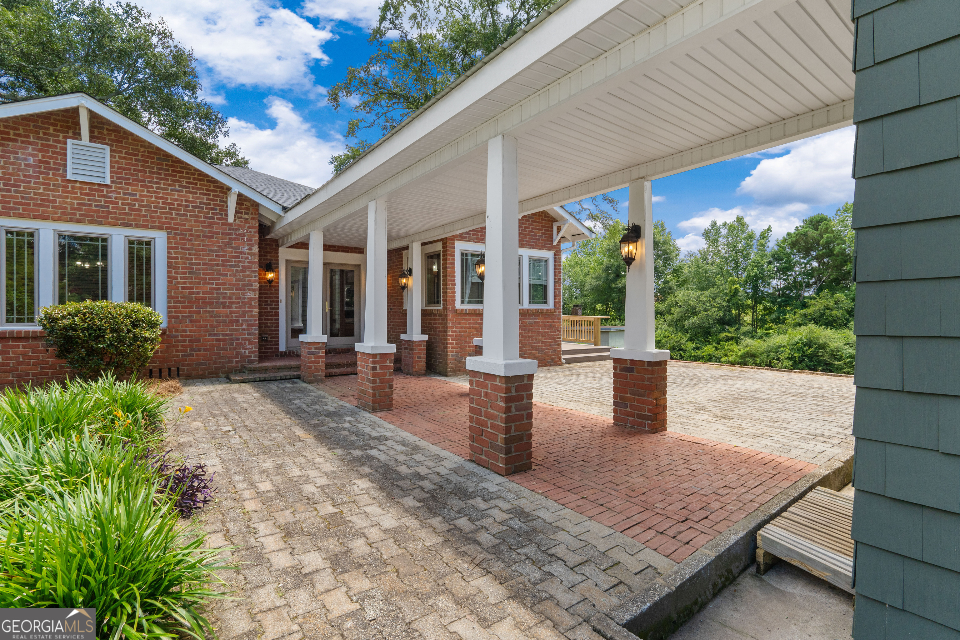 323 Lowell RD