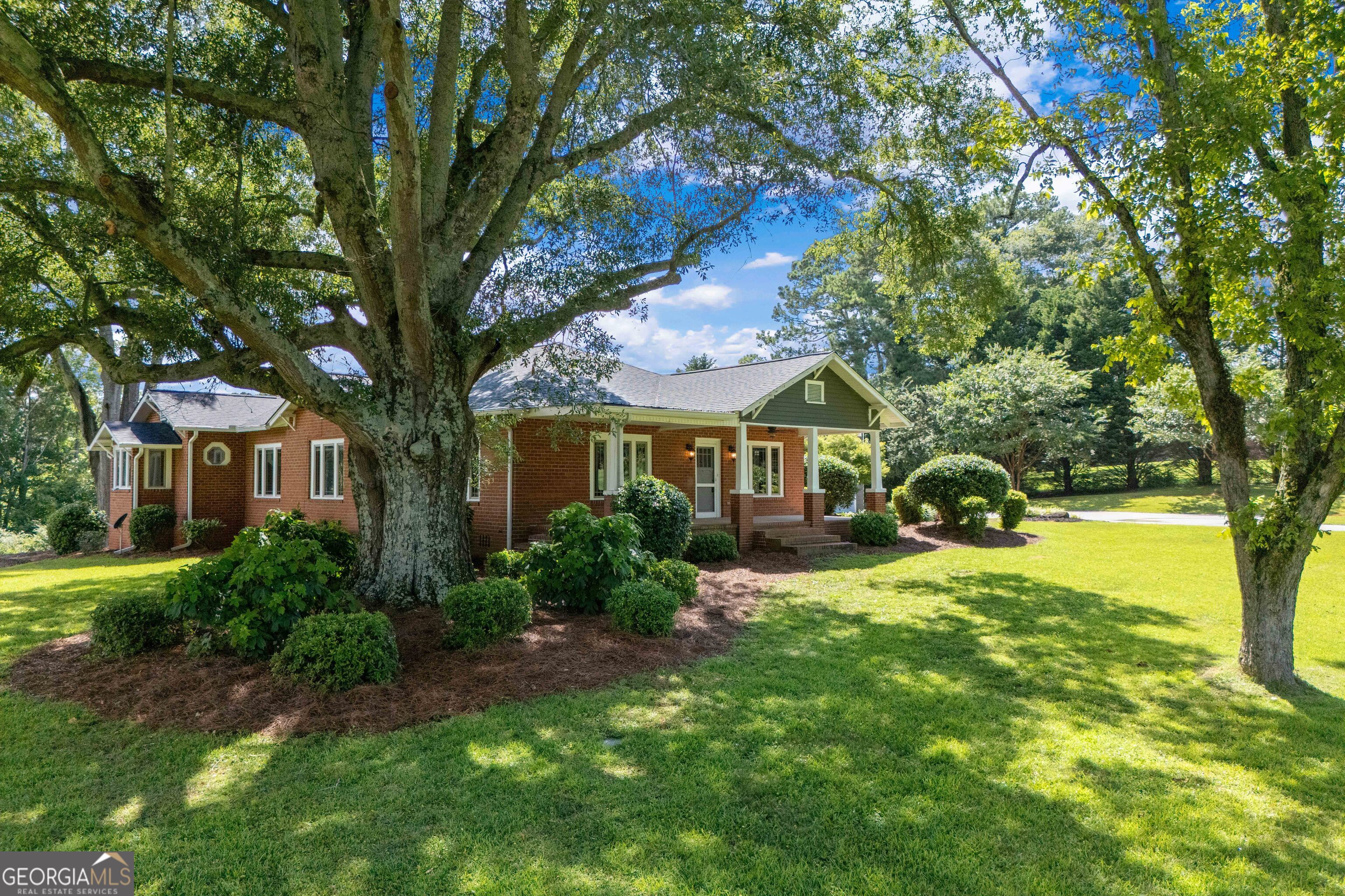 323 Lowell RD