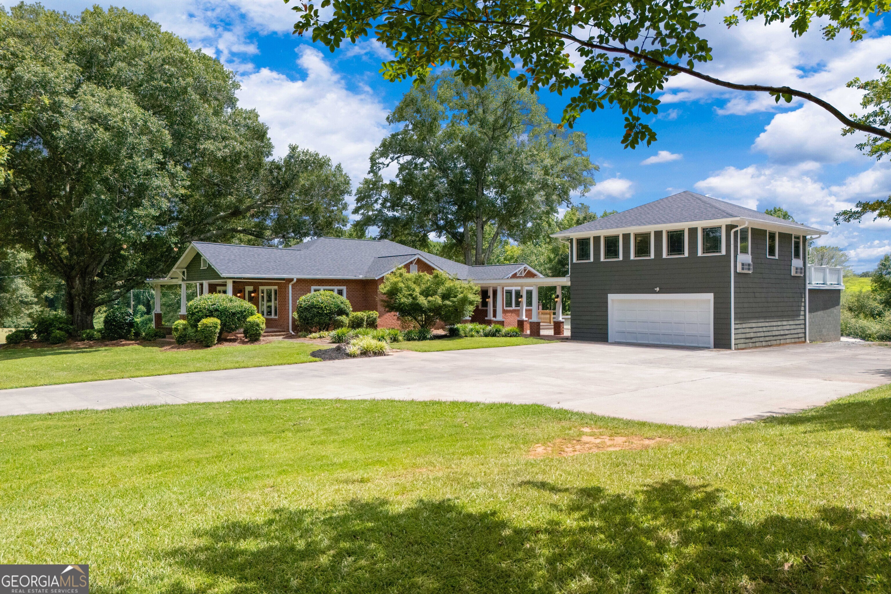 323 Lowell RD