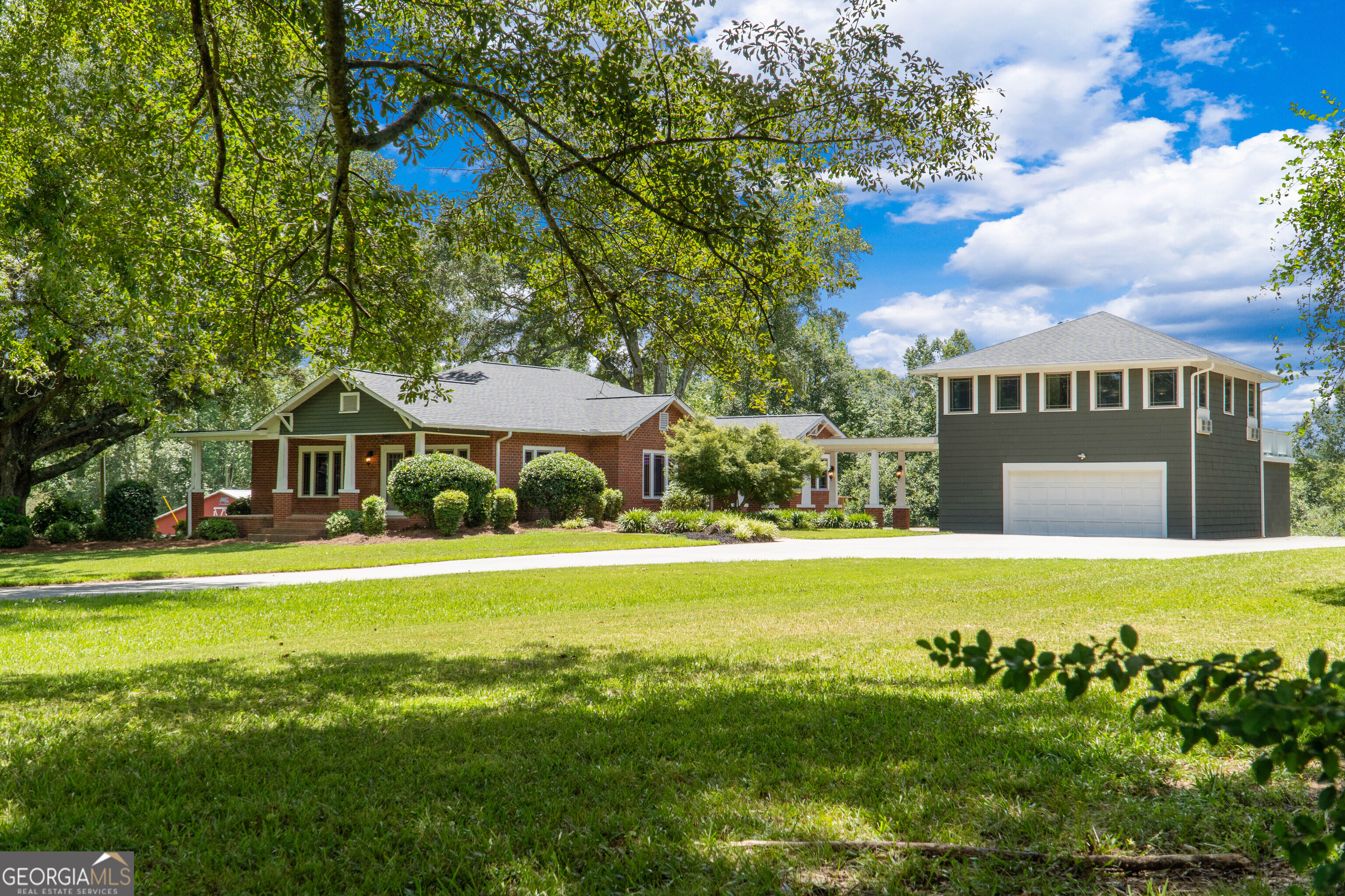 323 Lowell RD