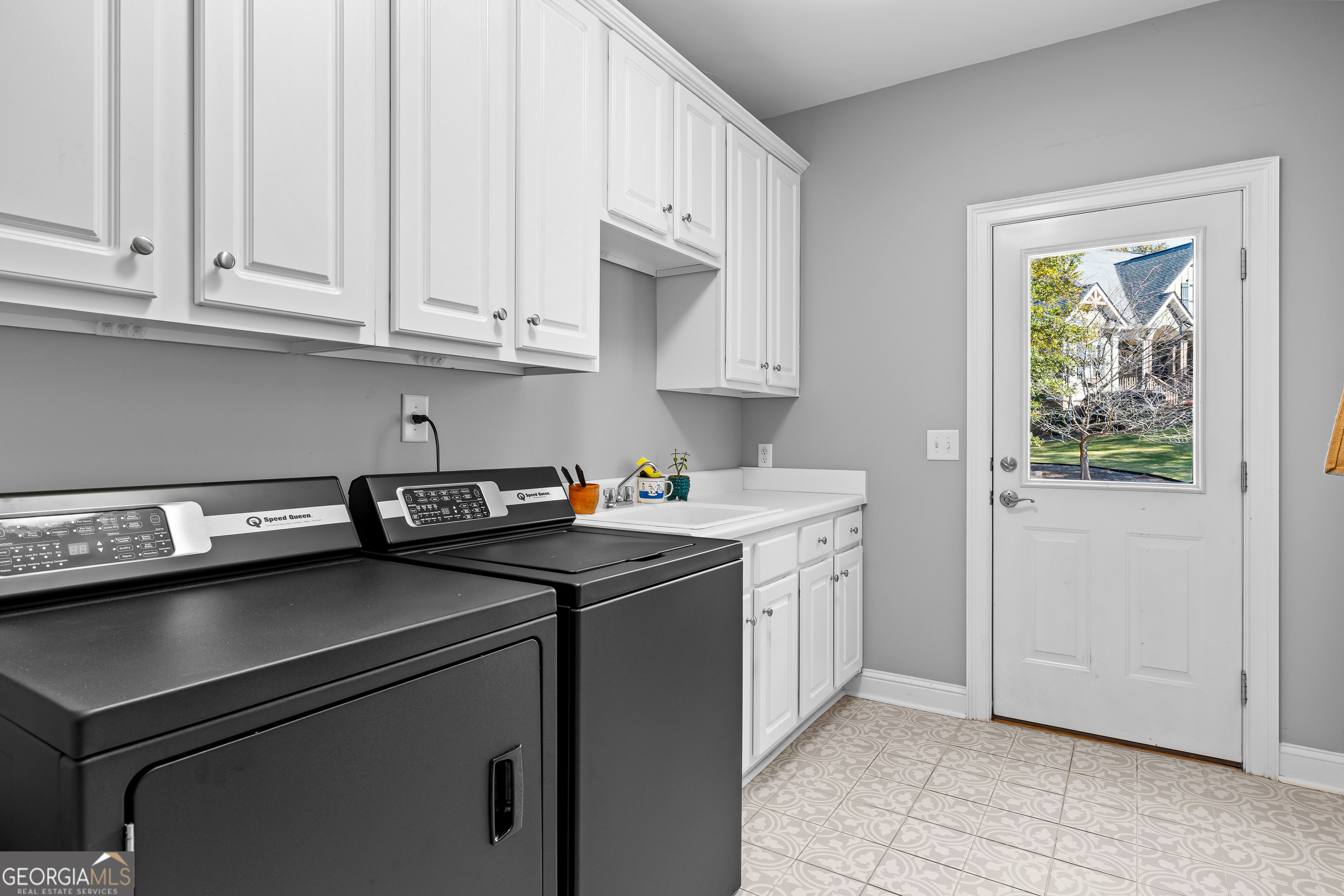 Fayetteville, Georgia 30215, United States, 6 Bedrooms Bedrooms, ,5 BathroomsBathrooms,Residential,Active,242319